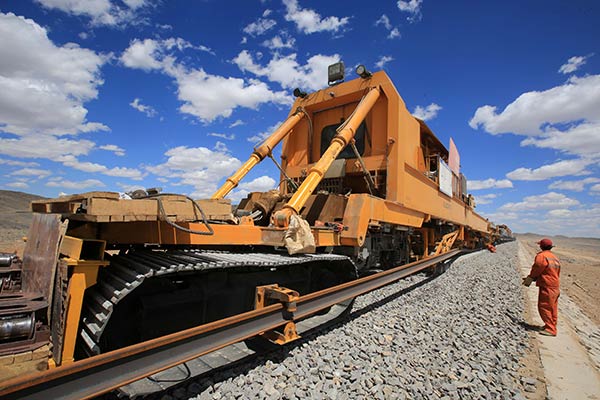 A worker monitors a track laying machine in a construction site of a railway project in Hami, Xinjiang Uygur autonomous region.(Provided to China Daily) A worker monitors a track laying machine in a construction site of a railway project in Hami, Xinjiang Uygur autonomous region.(Provided to China Daily)