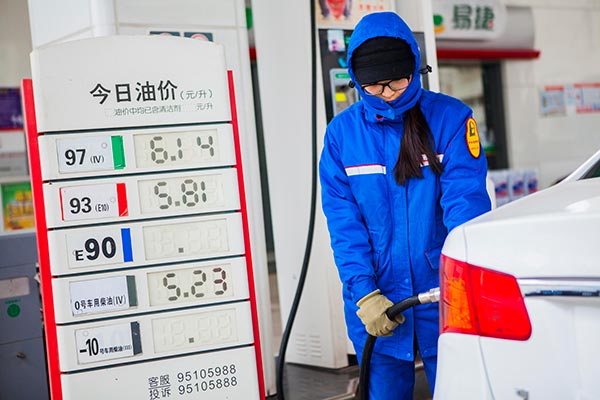 An attendant fills a car at a gas station in Lianyungang, Jiangsu province.(Provided to China Daily) An attendant fills a car at a gas station in Lianyungang, Jiangsu province.(Provided to China Daily)