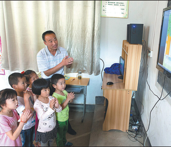 Students in a remote village in Anhui province learn dancing and singing via online education programs. (Photo/Xinhua) Students in a remote village in Anhui province learn dancing and singing via online education programs. (Photo/Xinhua)