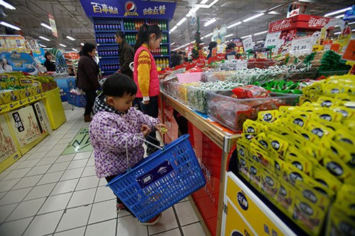 Consumers shop at a supermarket in Hangzhou, Zhejiang province, earlier this month, China's private consumption is expected to increase by around 9 percent annually in the next five years. (Photo provide to China Daily) Consumers shop at a supermarket in Hangzhou, Zhejiang province, earlier this month, China's private consumption is expected to increase by around 9 percent annually in the next five years. (Photo provide to China Daily)