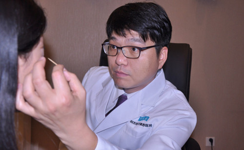 A South Korean doctor checks a beauty seeker's facial condition for a possible cosmetic surgery in Chengdu, capital of Sichuan province. (Photo/China Daily) A South Korean doctor checks a beauty seeker's facial condition for a possible cosmetic surgery in Chengdu, capital of Sichuan province. (Photo/China Daily)