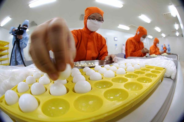 Employees arrange pills at a workshop owned by Beijing Tong Ren Tang Group Co Ltd, a traditional Chinese medicine maker.(Photo/Xinhua) Employees arrange pills at a workshop owned by Beijing Tong Ren Tang Group Co Ltd, a traditional Chinese medicine maker.(Photo/Xinhua)