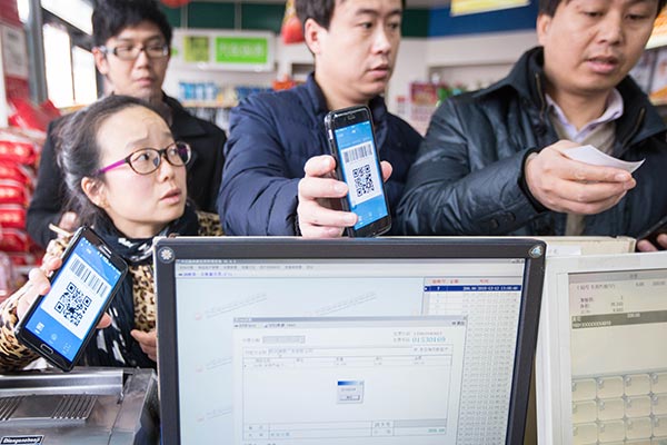 Bargain-hunters flash the Alipay Wallet QR codes on their smartphones at a Hangzhou supermarket checkout to avail 10 percent discount on their shopping.(Photo/China Daily) Bargain-hunters flash the Alipay Wallet QR codes on their smartphones at a Hangzhou supermarket checkout to avail 10 percent discount on their shopping.(Photo/China Daily)