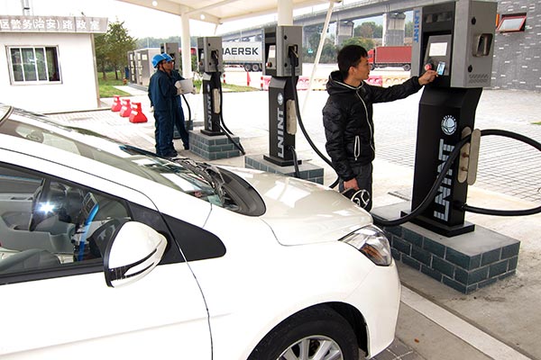 Charging facilities at a service station in a highway in Zhejiang. State Grid said it will have completed the construction of such facilities in 35 service stations in the province by the end of this year.(Photo/Xinhua) Charging facilities at a service station in a highway in Zhejiang. State Grid said it will have completed the construction of such facilities in 35 service stations in the province by the end of this year.(Photo/Xinhua)