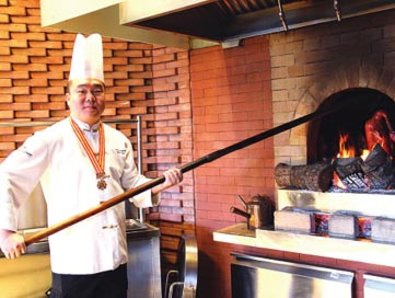 A chef makes Peking roast duck at a Beijing restaurant. It is a signature dish of the capital. (Photo provided to China Daily) A chef makes Peking roast duck at a Beijing restaurant. It is a signature dish of the capital. (Photo provided to China Daily)