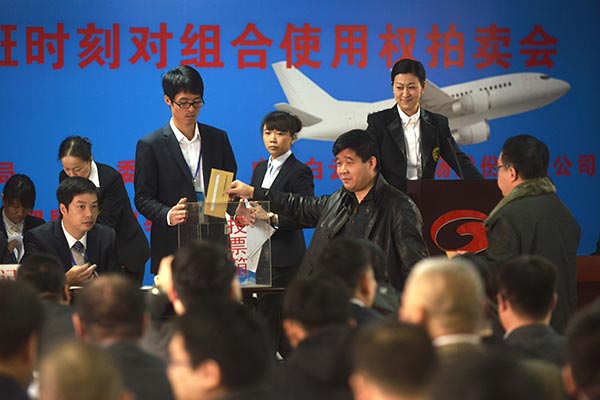 Bidders at the auction for nine airport slots at Guangzhou Baiyun International Airport on Dec 30, 2015. (Photo: China Daily/Tang Mingming) Bidders at the auction for nine airport slots at Guangzhou Baiyun International Airport on Dec 30, 2015. (Photo: China Daily/Tang Mingming)