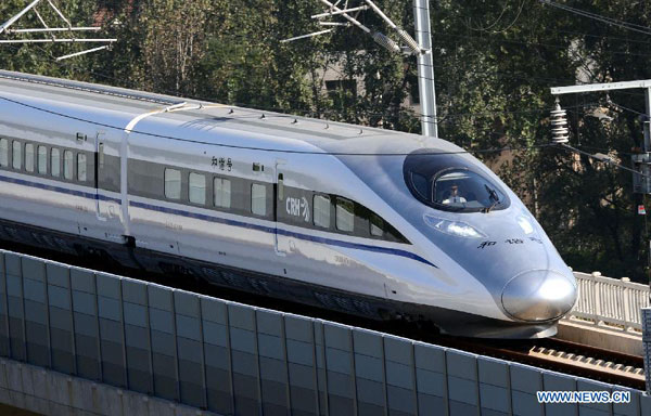 A bullet train moves in Xinzheng, central China's Henan province on Sept 28, 2012. (Photo/Xinhua) A bullet train moves in Xinzheng, central China's Henan province on Sept 28, 2012. (Photo/Xinhua)
