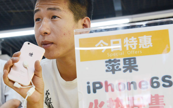 An iPhone 6s buyer at the Apple Inc retail outlet in Zhengzhou, capital of Henan province.(Photo/China Daily) An iPhone 6s buyer at the Apple Inc retail outlet in Zhengzhou, capital of Henan province.(Photo/China Daily)