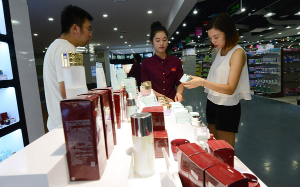 A customer buys imported cosmetics at a cross-border e-commerce experience center in Zhengzhou, Henan province.(Photo/China Daily) A customer buys imported cosmetics at a cross-border e-commerce experience center in Zhengzhou, Henan province.(Photo/China Daily)