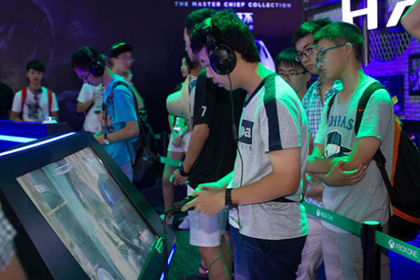 Visitors check out games at the China Digital Entertainment Expo & Conference that opened in Shanghai on Thursday. TV-based games are no longer popular as players turn to smartphones and tablets for gaming needs. (Photo/China Daily) Visitors check out games at the China Digital Entertainment Expo & Conference that opened in Shanghai on Thursday. TV-based games are no longer popular as players turn to smartphones and tablets for gaming needs. (Photo/China Daily)