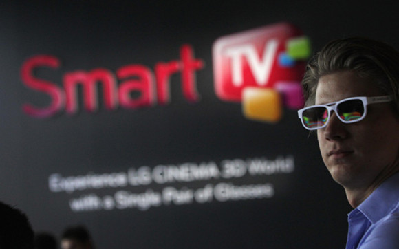 A visitor wears 3D glasses while watching a presentation of 3D smart TV. Chinese companies are stepping up smart TV production to meet growing demand.(Photo/China Daily) A visitor wears 3D glasses while watching a presentation of 3D smart TV. Chinese companies are stepping up smart TV production to meet growing demand.(Photo/China Daily)