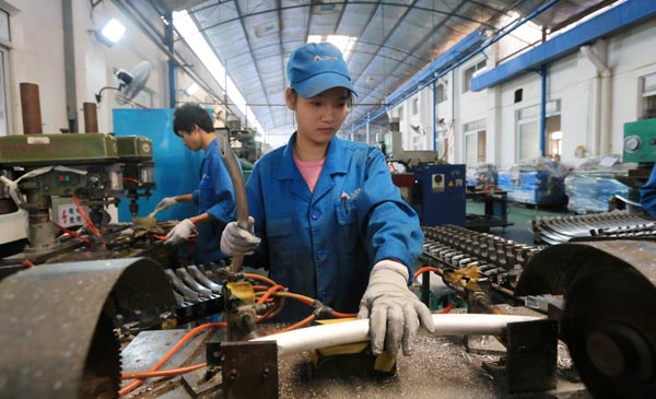 A worker at a production line of Nannan Aluminum Co Ltd in Nanning, capital of Guangxi Zhuang autonomous region. (Photo/China Daily) A worker at a production line of Nannan Aluminum Co Ltd in Nanning, capital of Guangxi Zhuang autonomous region. (Photo/China Daily)
