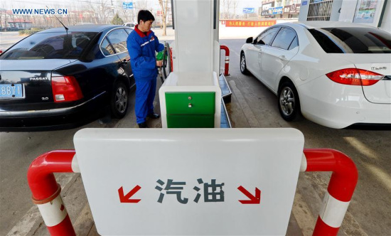A worker fills a car at a gas station in Cheng'an County, north China's Hebei Province, Jan. 12, 2016. (Photo: Xinhua/Mou Yu) A worker fills a car at a gas station in Cheng'an County, north China's Hebei Province, Jan. 12, 2016. (Photo: Xinhua/Mou Yu)