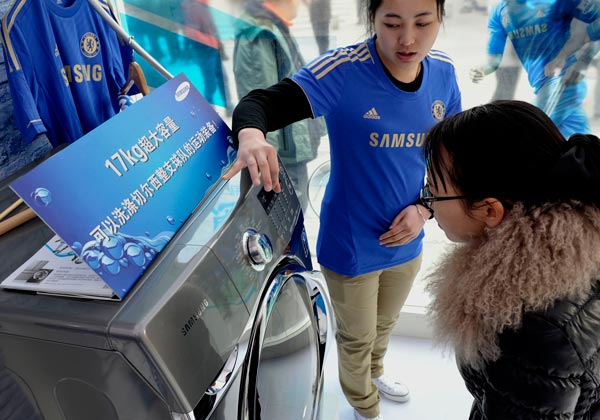 A saleswoman demonstrates the features of a Samsung washing machine at a store in Nanjing, Jiangsu province.(Photo/China Daily) A saleswoman demonstrates the features of a Samsung washing machine at a store in Nanjing, Jiangsu province.(Photo/China Daily)