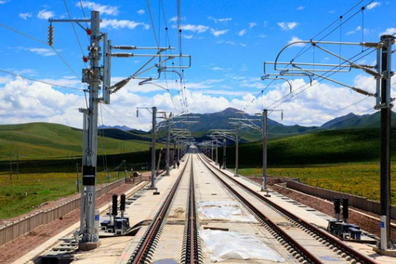 An area of track on the Lanzhou-Xinjiang railway line. (Photo by Ni Shubin/Asianewsphoto) An area of track on the Lanzhou-Xinjiang railway line. (Photo by Ni Shubin/Asianewsphoto)