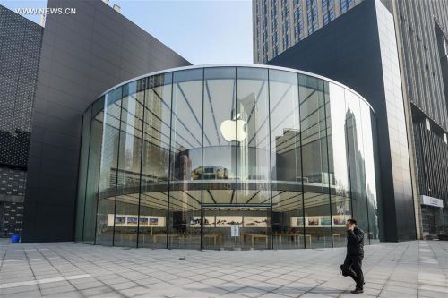 A man walks past a new Apple Store in Nanjing, capital of east China's Jiangsu Province, Jan. 14, 2016. Nanjing's second Apple Store will go into business on Jan. 16. (Photo: Xinhua/Yang Lei) A man walks past a new Apple Store in Nanjing, capital of east China's Jiangsu Province, Jan. 14, 2016. Nanjing's second Apple Store will go into business on Jan. 16. (Photo: Xinhua/Yang Lei)