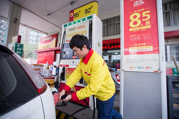 A PetroChina worker at a gas station in Hangzhou, Zhejiang province.(Photo: Xu Kangping/For China Daily) A PetroChina worker at a gas station in Hangzhou, Zhejiang province.(Photo: Xu Kangping/For China Daily)