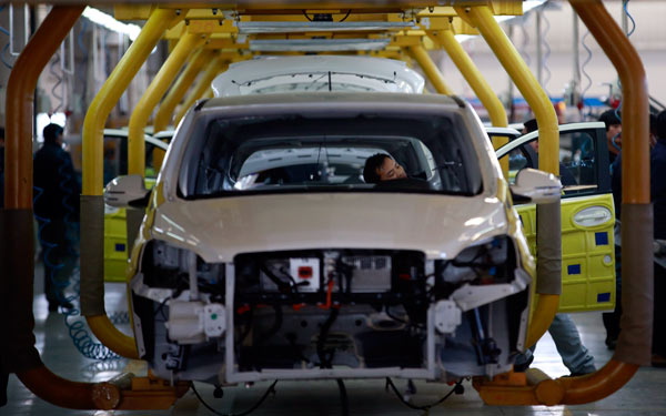 Employees assemble electric cars at a factory in Beijing. (Photo/China Daily) Employees assemble electric cars at a factory in Beijing. (Photo/China Daily)
