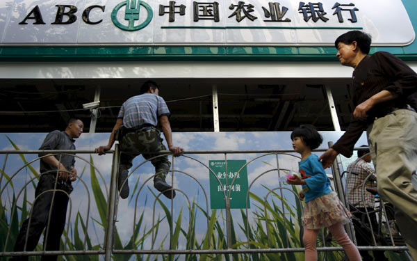 Pedestrians walk past a branch of Agricultural Bank of China in Shanghai.(Photo/China Daily) Pedestrians walk past a branch of Agricultural Bank of China in Shanghai.(Photo/China Daily)