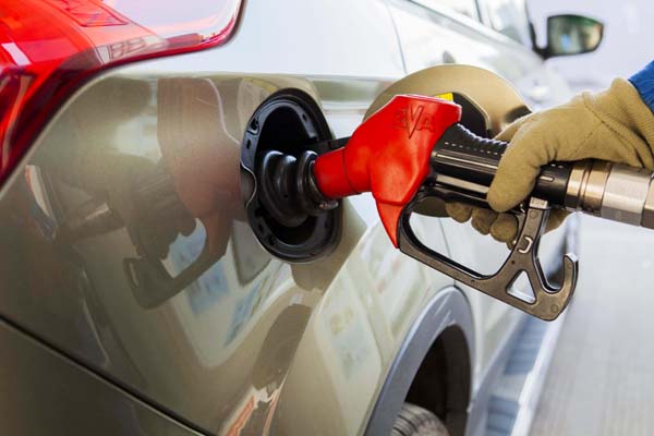 A worker fills up a car with fuel at a gas station in Lianyungang city, East China's Jiangsu province, Feb 9, 2015. (Photo/Xinhua) A worker fills up a car with fuel at a gas station in Lianyungang city, East China's Jiangsu province, Feb 9, 2015. (Photo/Xinhua)