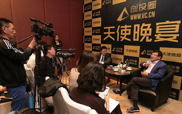 Li Xiaoning, founder of vc.cn, shares his insights with Xu Xiaoping (right), founder of ZhenFund, during an interval of an angel dinner. (Photo/Provided to China Daily) Li Xiaoning, founder of vc.cn, shares his insights with Xu Xiaoping (right), founder of ZhenFund, during an interval of an angel dinner. (Photo/Provided to China Daily)