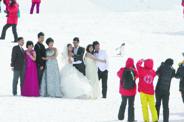 Tourists take wedding pictures during a trip to Antarctica. Luxury travel packages are popular with rich Chinese, and a report says Antarctica, the Maldives, Australia, Dubai and France are top luxury destinations.(Photo provided to China Daily) Tourists take wedding pictures during a trip to Antarctica. Luxury travel packages are popular with rich Chinese, and a report says Antarctica, the Maldives, Australia, Dubai and France are top luxury destinations.(Photo provided to China Daily)
