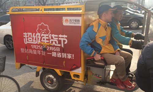 Samuel Keith, a student from the US, delivers packages with his colleague on Thursday in Beijing. (Photo courtesy of Suning Commerce Group) Samuel Keith, a student from the US, delivers packages with his colleague on Thursday in Beijing. (Photo courtesy of Suning Commerce Group)