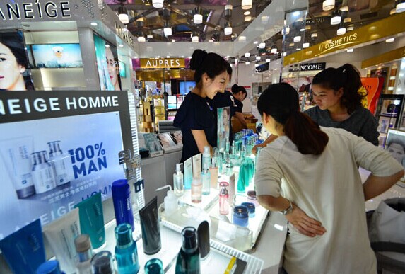 File photo of customers buying cosmetics at a store in Tanggu, Tianjin. HE MAOFENG/CHINA DAILY