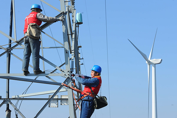 Workers check the transmission equipment at a wind power farm in Chuzhou, Anhui province. (Photo/China Daily) Workers check the transmission equipment at a wind power farm in Chuzhou, Anhui province. (Photo/China Daily)