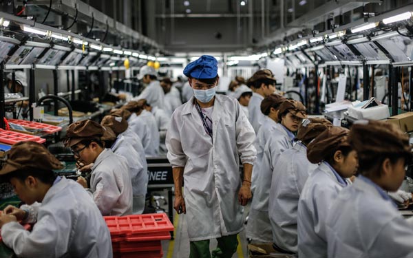 Workers at an export-oriented mobile phone parts enterprise in Dongguan, Guangdong province. (Photo/China Daily) Workers at an export-oriented mobile phone parts enterprise in Dongguan, Guangdong province. (Photo/China Daily)