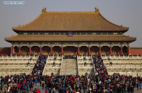 Tourists visit the Palace Museum, also known as the Forbidden City, during the Spring Festival holidays in Beijing, capital of China, Feb. 10, 2016. (Photo: Xinhua/Shen Bohan)