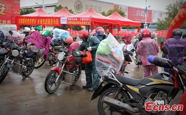 Migrant workers prepare to ride motorcycles back to their hometowns for the Spring Festival in Wuzhou City, Southwest China’s Guangxi Zhuang Autonomous Region, Jan. 26, 2016. (Photo/Ecns.cn) Migrant workers prepare to ride motorcycles back to their hometowns for the Spring Festival in Wuzhou City, Southwest China’s Guangxi Zhuang Autonomous Region, Jan. 26, 2016. (Photo/Ecns.cn)