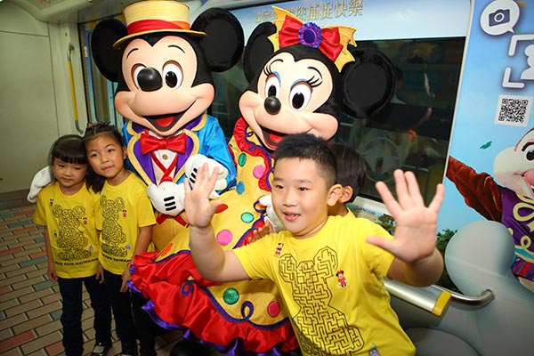 Children pose for pictures with Mickey and Minnie Mouse at a subway station in Shenzhen as part of a promotion by Hong Kong Disneyland Resort on Nov 15, 2015. Winners could get tickets to the Hong Kong park.(Provided to China Daily) Children pose for pictures with Mickey and Minnie Mouse at a subway station in Shenzhen as part of a promotion by Hong Kong Disneyland Resort on Nov 15, 2015. Winners could get tickets to the Hong Kong park.(Provided to China Daily)