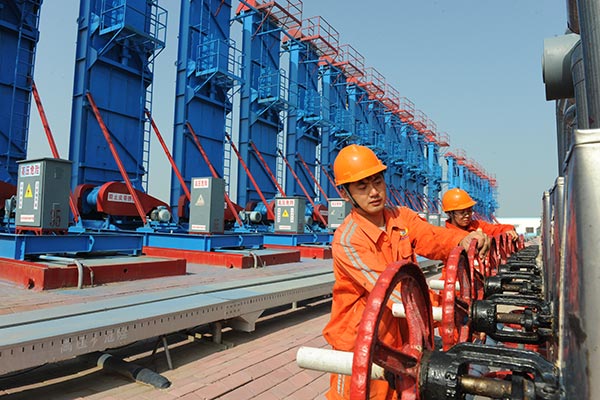 Workers check facilities at the Shengli Oilfield near Dongying, Shandong province. The oil producer is to shut down four oilfields to reduce costs amid plummeting oil prices. (HU QINGMING / FOR CHINA DAILY) Workers check facilities at the Shengli Oilfield near Dongying, Shandong province. The oil producer is to shut down four oilfields to reduce costs amid plummeting oil prices. (HU QINGMING / FOR CHINA DAILY)
