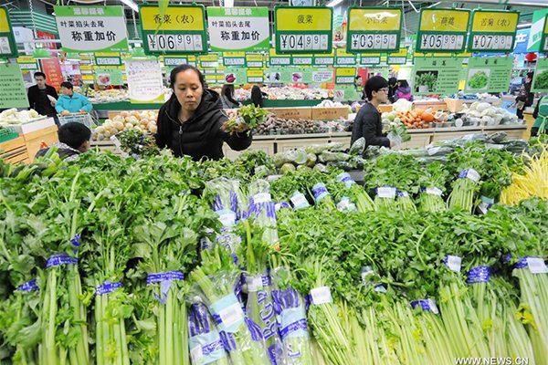 People select vegetable at a supermarket in Xingtai city, North China's Hebei province, Feb 17, 2016. (Photo/Xinhua) People select vegetable at a supermarket in Xingtai city, North China's Hebei province, Feb 17, 2016. (Photo/Xinhua)