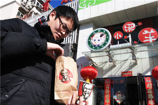 A man carries his Kentucky Fried Chicken lunch in front of a Little Sheep outlet in Tianjin. The boom-and-bust of Little Sheep Mongolian Hot Pot proves the process of going global is not always cheerful.(Photo provided to China Daily) A man carries his Kentucky Fried Chicken lunch in front of a Little Sheep outlet in Tianjin. The boom-and-bust of Little Sheep Mongolian Hot Pot proves the process of going global is not always cheerful.(Photo provided to China Daily)