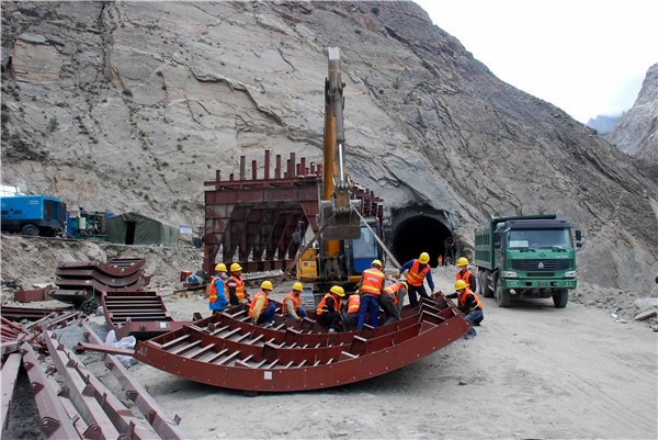 China Communications Construction Company Ltd workers prepare tunnel-supporting steel frame at a construction site along the Karakoram Highway in Pakistan. (Photo/China Daily) China Communications Construction Company Ltd workers prepare tunnel-supporting steel frame at a construction site along the Karakoram Highway in Pakistan. (Photo/China Daily)