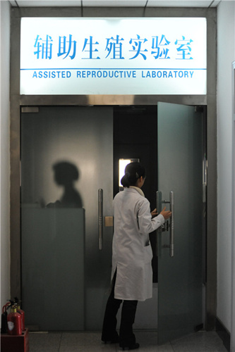 A medical worker enters an assisted reproductive lab of a sperm bank in Taiyuan, Shanxi province. (Photo/China Daily) A medical worker enters an assisted reproductive lab of a sperm bank in Taiyuan, Shanxi province. (Photo/China Daily)