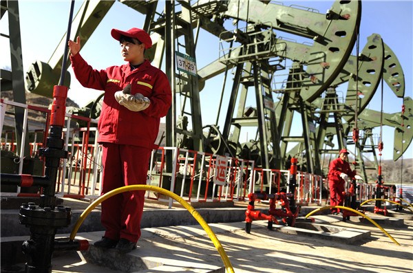 A worker checks facilities of Shaanxi Yanchang Petroleum (Group) Co in Wuqi county, Shaanxi province.(Photo/Xinhua) A worker checks facilities of Shaanxi Yanchang Petroleum (Group) Co in Wuqi county, Shaanxi province.(Photo/Xinhua)