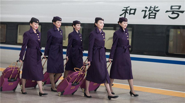 Train attendants prepare to board at Nanjing Station, East China's Jiangsu province, Nov 10, 2015.(Photo/Xinhua) Train attendants prepare to board at Nanjing Station, East China's Jiangsu province, Nov 10, 2015.(Photo/Xinhua)