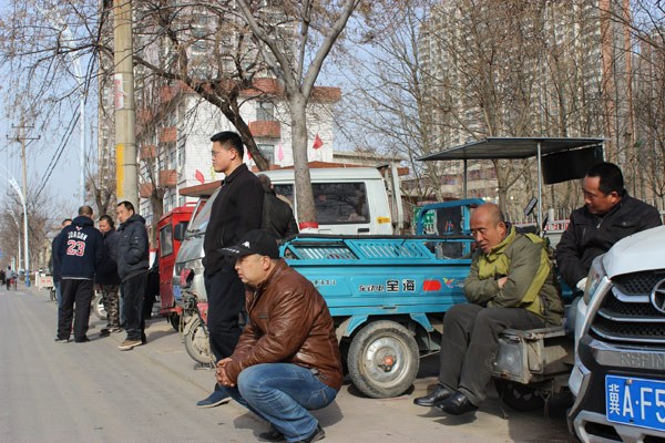 Farmers wait for their potential employers at a roadside labor market in Shijiazhuang, Hebei province. (Photo by Zhang Yu/chinadaily.com.cn) Farmers wait for their potential employers at a roadside labor market in Shijiazhuang, Hebei province. (Photo by Zhang Yu/chinadaily.com.cn)