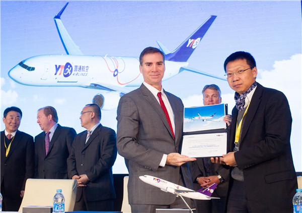Li Hongxiang, YTO Airlines' president and CEO (right) shows the purchase contract in Shanghai on February 24, 2016. (Photo/Gao Eqiang) Li Hongxiang, YTO Airlines' president and CEO (right) shows the purchase contract in Shanghai on February 24, 2016. (Photo/Gao Eqiang)