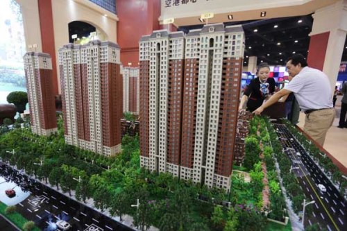 Potential homebuyers visit a housing expo in Zhengzhou, Henan province. (Photo/Chinadaily.com.cn) Potential homebuyers visit a housing expo in Zhengzhou, Henan province. (Photo/Chinadaily.com.cn)