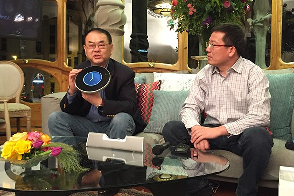 Wu Wenliang, left, co-founder and senior vice president of Beijing Shu Zi Jia Yuan Technology Ltd, and Tang Bo, founder and CEO of the company, demonstrate the QLove Phone, Feb 23, 2016. (Liu Zheng/chinadaily.com.cn) Wu Wenliang, left, co-founder and senior vice president of Beijing Shu Zi Jia Yuan Technology Ltd, and Tang Bo, founder and CEO of the company, demonstrate the QLove Phone, Feb 23, 2016. (Liu Zheng/chinadaily.com.cn)