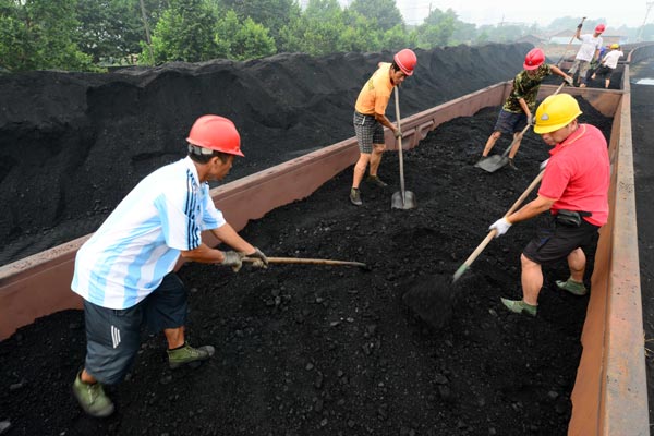 China will establish a 100 billion yuan fund to assist those who are made redundant as a result of industrial restructuring. (Photo/China Daily) China will establish a 100 billion yuan fund to assist those who are made redundant as a result of industrial restructuring. (Photo/China Daily)