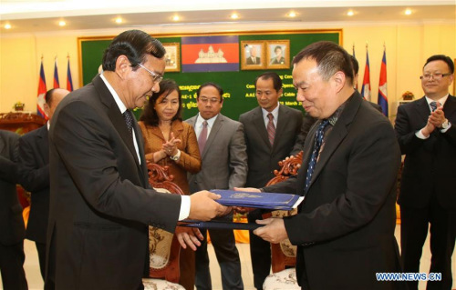 Cambodian Minister of Posts and Telecommunications Prak Sokhonn (L) exchanges documents with Huang Xinglong, chairman of the Cambodia Fiber Optic Communication Network (CFOCN), during a signing ceremony in Phnom Penh, Cambodia, March 2, 2016. (Photo: Xinhua/Sovannara) Cambodian Minister of Posts and Telecommunications Prak Sokhonn (L) exchanges documents with Huang Xinglong, chairman of the Cambodia Fiber Optic Communication Network (CFOCN), during a signing ceremony in Phnom Penh, Cambodia, March 2, 2016. (Photo: Xinhua/Sovannara)