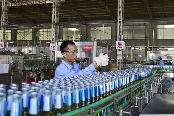 A bottling plant of Snow Breweries, a joint venture between China Resources Beer Holdings Co and the British SABMiller Plc. (Photo provided to China Daily) A bottling plant of Snow Breweries, a joint venture between China Resources Beer Holdings Co and the British SABMiller Plc. (Photo provided to China Daily)