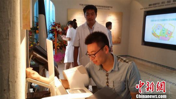 A resident takes a physical examination in Ningbo Cloud Hospital's offline hospital in Ningbo, East China's Zhejiang province. (Photo/chinanews.com) A resident takes a physical examination in Ningbo Cloud Hospital's offline hospital in Ningbo, East China's Zhejiang province. (Photo/chinanews.com)
