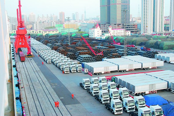 The HOWO-A7 heavy duty trucks, manufactured by China National Heavy Duty Truck Group Co Ltd, at the Tianjin Port before being shipped to Angola. (Photo provided to China Daily) The HOWO-A7 heavy duty trucks, manufactured by China National Heavy Duty Truck Group Co Ltd, at the Tianjin Port before being shipped to Angola. (Photo provided to China Daily)