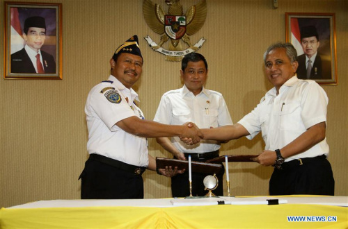 (from L to R) Director General of Railways of Indonesia's Trasporation Ministry Herman Dwiatmoko, Indonesian Minister of Transportation Ignasius Jonan and Hanggoro Budi Wiryawan, president director of PT Kereta Cepat Indonesia-China (KCIC), pose during the signing ceremony in Jakarta, Indonesia, March 16, 2016. (Xinhua/Agung Pambudhy) (from L to R) Director General of Railways of Indonesia's Trasporation Ministry Herman Dwiatmoko, Indonesian Minister of Transportation Ignasius Jonan and Hanggoro Budi Wiryawan, president director of PT Kereta Cepat Indonesia-China (KCIC), pose during the signing ceremony in Jakarta, Indonesia, March 16, 2016. (Xinhua/Agung Pambudhy)